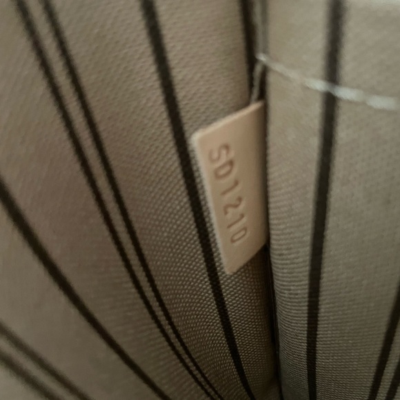 Authentic LV Neverfull pouch. Clean inside no rips or tears. Barely used. - Picture 6 of 7